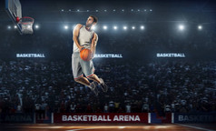 一个篮球运动员跳在体育场的全景视图