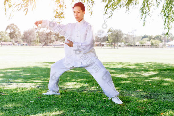 俊男练<strong>太极拳</strong>