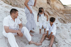 幸福的家庭，沿着沙地行走