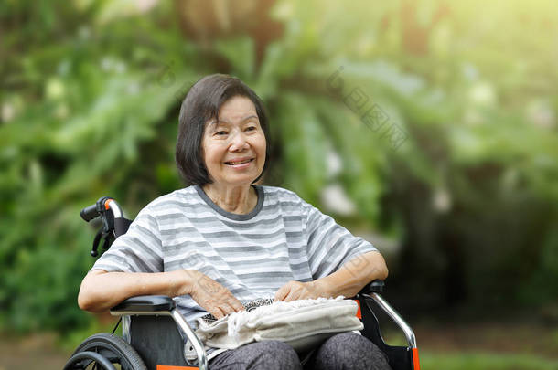 坐在<strong>轮椅</strong>上的微笑<strong>老年</strong>妇女
