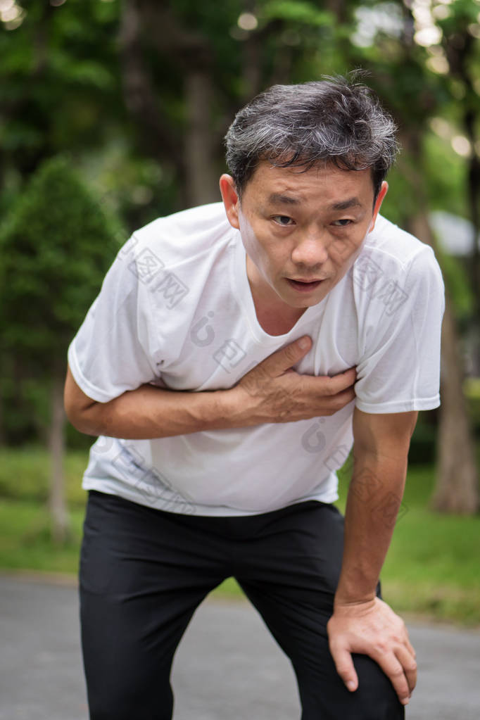 用尽了，喘着气，心脏骤停运行高级人，户外公园