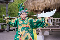 中国人的传统服装与室外的剑