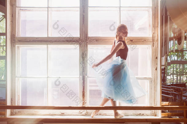 在一个<strong>大</strong>窗口面前跳舞芭蕾舞女演员