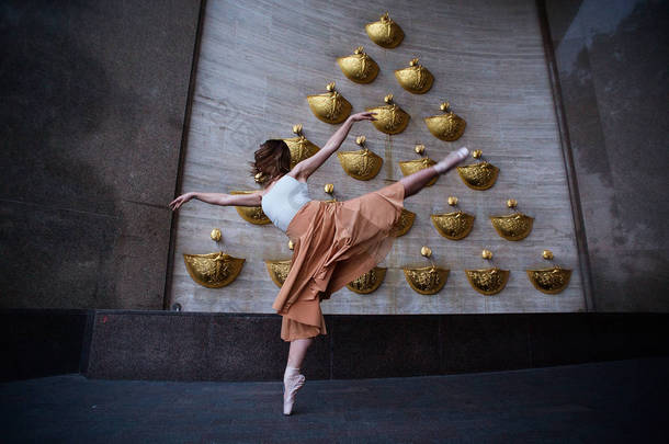 在城市街道上的芭蕾舞演员