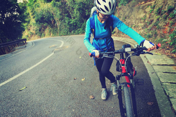 年轻女子骑山地自行车 