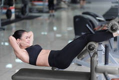 活跃在健身房锻炼 abs 的女人