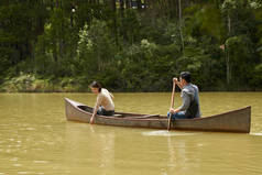 夫妇在静静的河面上划船