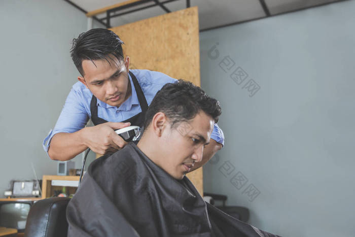 理发师在理发店理发的有魅力的男人图片-包图网企业站