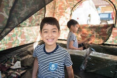 露营夏季时间户外活动在帐篷里的小男孩