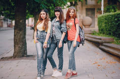 三个年轻女孩在公园散步