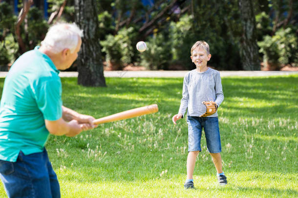 孙子和爷爷打棒球