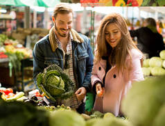恩爱的夫妻在蔬菜市场