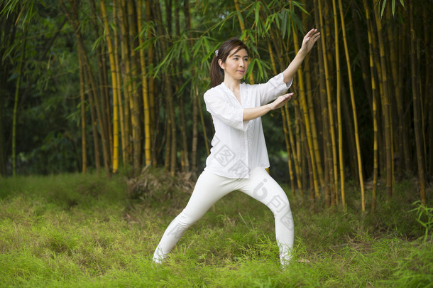 亚洲女人练太极