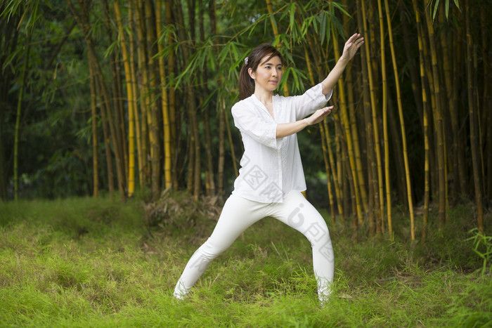 亚洲女人练太极 太极拳