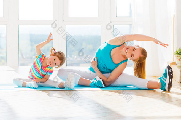 家庭<strong>的母亲</strong>和孩子<strong>的</strong>女儿从事健身，瑜伽在