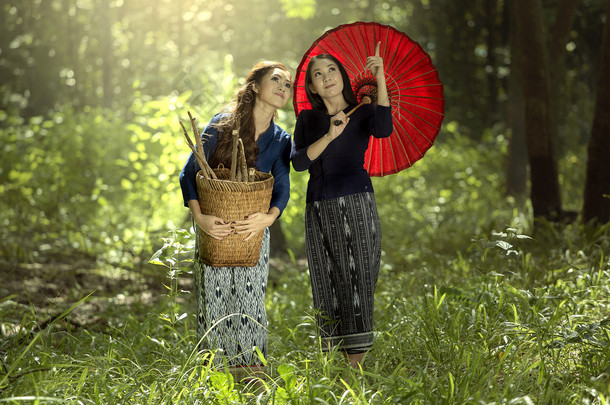 两个亚洲妇女在传统的<strong>泰国服饰</strong> 