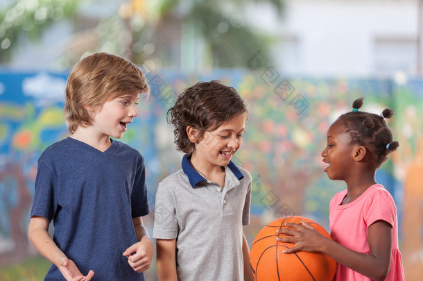 孩子们在学校打篮球
