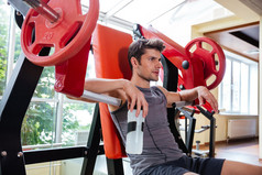 健身男子在健身房的长凳上休息的肖像