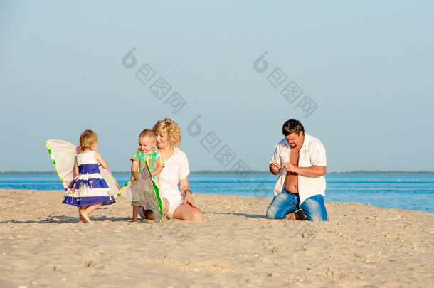 幸福的家庭，发射一只风筝.