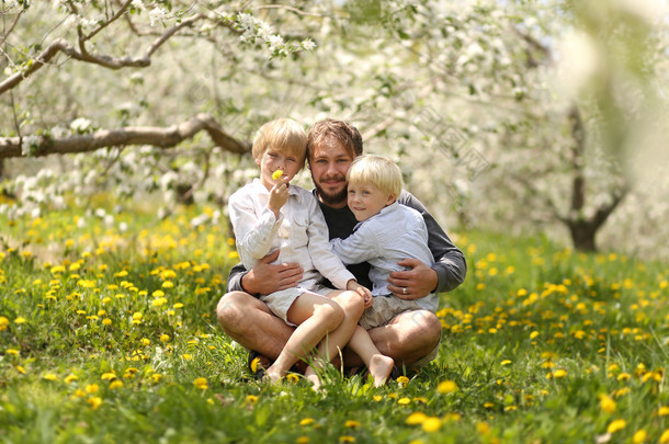 快乐的父亲和两个年幼的孩子的肖像