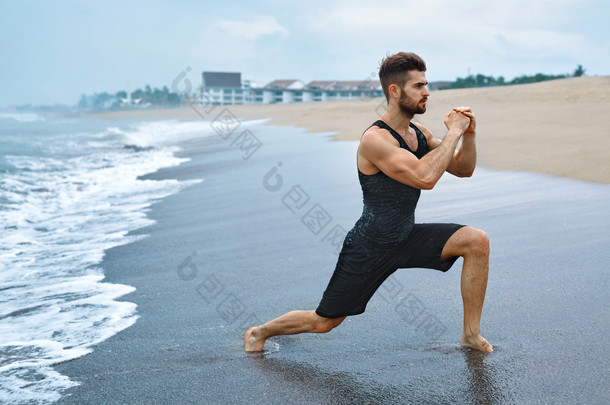 男人做伸展运动，在海滩上锻炼。健身