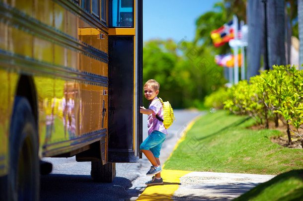 可爱的孩子正在上<strong>公交车</strong>上，准备去学校