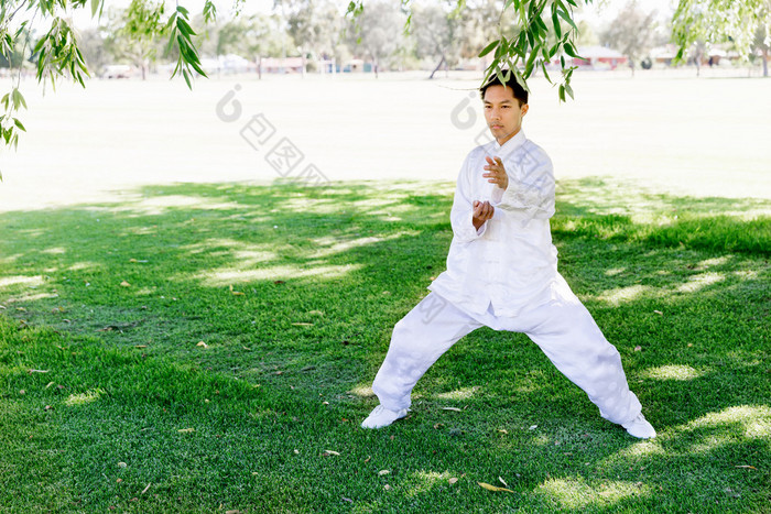 俊男练太极拳