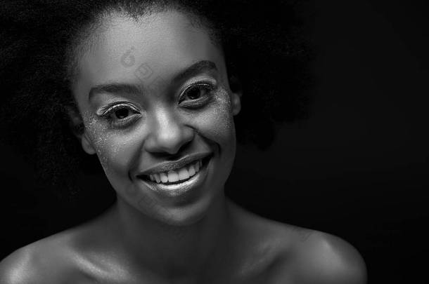 黑白照片的欢快的非洲裔美国妇女查出的黑色