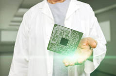 科学家拿着计算机微芯片在一个模糊的绿色医院背景3D渲染。处理器电路板、新技术研究概念、人工智能与机器人未来
