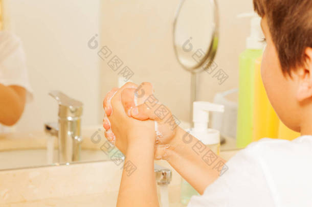 男孩洗手用肥皂