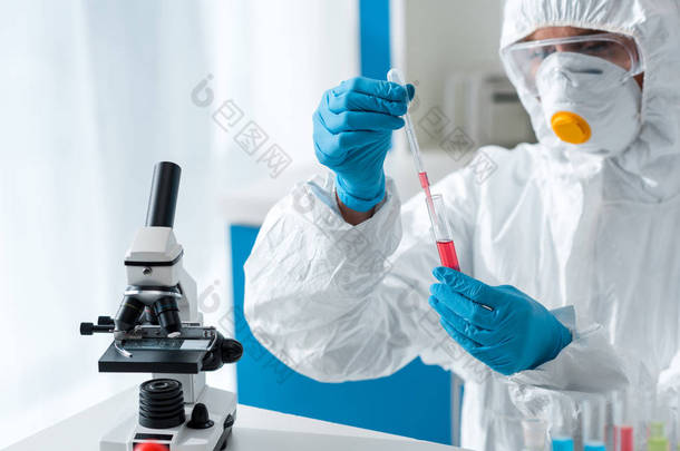 身着防护服戴乳胶手套做DNA<strong>检测</strong>的科学家 
