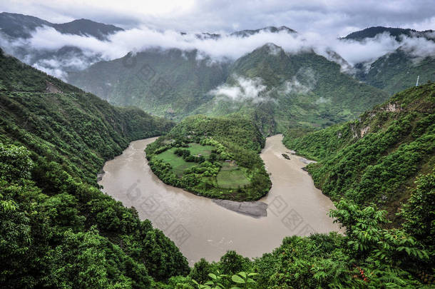 中国西南云南省公<strong>山</strong>县冰中洛村怒江或怒江大峡谷第一弯<strong>景观</strong>, 2015年6月13日