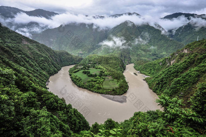 中国西南云南省公山县冰中洛村怒江或怒江大峡谷第一弯景观, 2015年6月13日