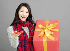 亚洲妇女显示红包和礼物为中国新年