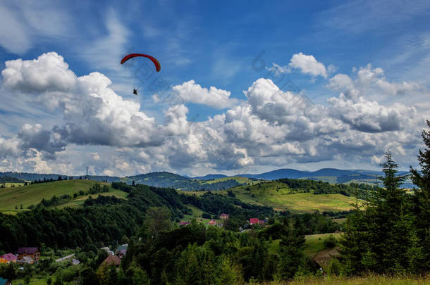 夏季飞越山区的滑翔伞