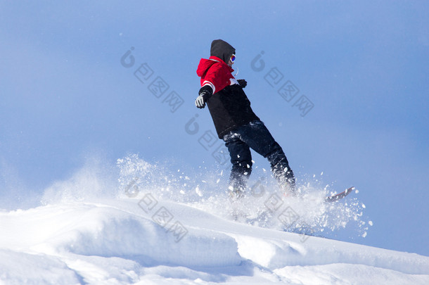 人们在雪地里<strong>滑雪</strong>