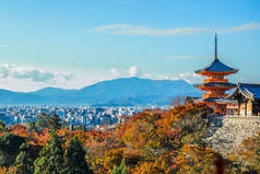 清水寺的壮观的京都市全景, 在清水寺的前景是五颜六色的枫树叶子和宝塔.