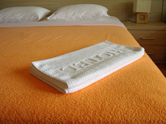 酒店毛巾放在床上