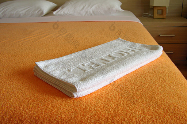 酒店毛巾放在床上