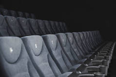 电影院有灰色座位的有选择的焦点 