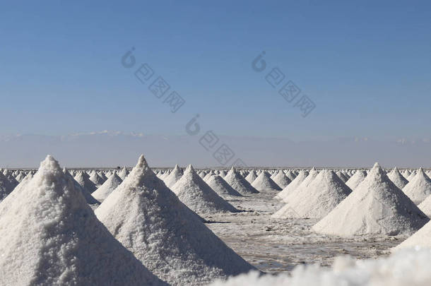 2018年10月31日, 中国西北甘肃省张市高台县盐池村工人收获粗盐. 