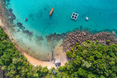 异国情调的绿松石海与白色海滩绿树海岛夏天背景