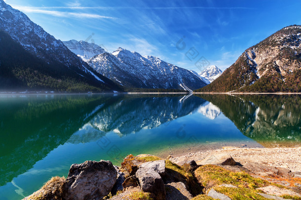 普兰湖春天全景 