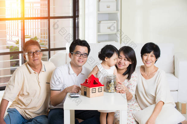 亚洲家庭理财概念照片 