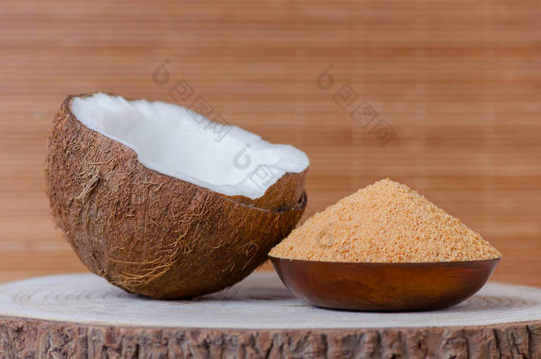棕色背景碗中的有机椰子糖