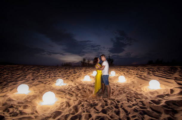 海滩，情侣，浪漫蜡烛