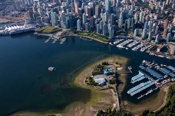在一个充满活力的阳光明媚的早晨,从空中俯瞰煤港和现代化的下城.在加拿大不列颠哥伦比亚省<strong>温哥华</strong>拍摄.