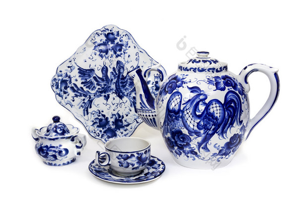 瓷质茶壶、 杯、 碟、 糖碗、 民俗风格的菜肴漆成了蓝色白色背景上