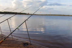 钓鱼钩在河里的太阳。在河边钓鱼