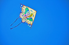 五颜六色的风筝在蔚蓝的天空中翱翔